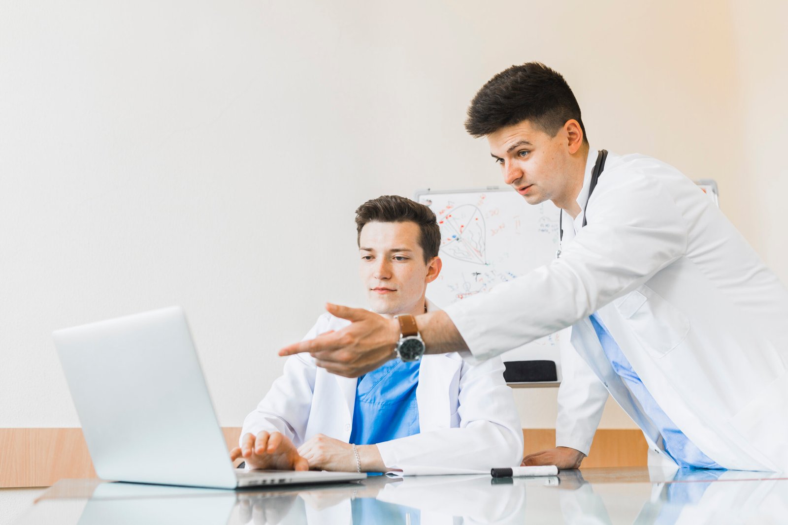 doctors-with-laptop