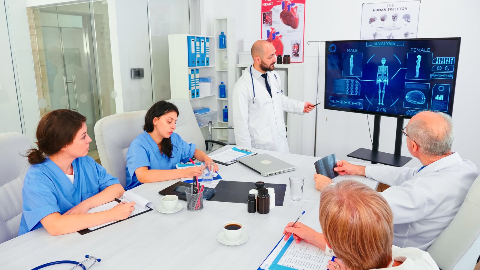 Mature medical physician explaining treatment to nurses during healthcare seminar pointing at digital monitor. Clinic herapist discussing with colleagues about disease, medicine professional. SSUCv3H4sIAAAAAAAACpRVy47jNhC8B8g/DHQOEb4f+YJc9pRjkEOLbI2FlUVDkjcJBvPvacl6j2cXuRhWd7FZrG4W337+6eWlKKGvY/Hby9v4Rd9109z7oYOhzi2F+S9zvMM2YbePfOuU5fsApnrIXQ3NPljCEC8tXJGC7b1pxvD7lCz6AYZ7j/1u99slDznd2xGtlhLXOna5H3L8eiNulBFrhsLTklN0JI8NXrEd+n2l/nIfBuymWhSXbknccpvMIZI6hGs/1BPxLSyk6qpDpKxfH9xGHvvNEt5yX2/8tiWQcokfSUAD13+PtOp/BpgiO9kiDPhKOh+EW9r45+P7ZUlMSVpBqeJ3hGa4ROjw1y/Uq0iNmjd6iHMvR9SXuo/YNNBiJrGX/GPvTwr/EWtsI/6Pao8/f60nf6X149Hf3ncH7aiF8JiP+ViFdDElZwQTRgHTyAXzgZdMJWNUsloEauPaAJeiUUaxyvDItEVkHirBuPdl4FEnrTawcJXVySMTCQ3TXJUMvK2Yj1wEjd6ATRvYCqs5VY4aAlWuLAs2EhgjB1QqSKNWsKl0aYVOLJqKKpvSU2X6QUhc2RhCNHoF26SNE8EzGUERDcnpgC4xUE7IVEoQqVrBntsgnYxMmohEoyTOCTmLZSlEkqbCYFew1KAAuWWVN8Q5eCDOfCrPUYQYIsAKVshTlNIwVI4zTbqyUurIjOTK046ANqxgUCYa4yrGXRjVSJoFIDCvUAsZgjLJTa1/9Lv4+jfdwes0vXOn4Z7qvJvmb5mGc7q5u3G4dXWs29fdsjxcJktalsV8b4dunKNiJdfkfIOyGW9xRTVxiV+g7wmelvj+gpEB5utunzYP0xTOVYtEN3D8FEoaHYTw3nBhSSlR7J3tUlOdic5C8H5rMnVo3HS9Rk/szXJPc2vDYqIfnG4CuCDsHnAyvWegk/89gyxO+Cx38MQJoA3dlA2wuOOz3Nknn2HOljljjFy8/WyeI8AKp6XZAWYbpVyQWtNt2p1uNtQ557V4pBZ7G23rWpNGxxbtnyVaSgbEldOfiHbie9KEPOqHmhwwz0Q/Ap6L5qz6fuO1VVb/YIA+aPtEfKP1ZwKTXSwCH959Wl+nw7s/C1gIbZQPym72uehHQsBr7iMhSREqLDm3fnOhs5aF5lxxoZzcHoS9lIXkhuxJ8s0iz0oWWlmvnDF8hZyELIR3wVhyfLdCPghZCOO9Em6rcpBxJOoUCba9AouKhROCngAnJvuc5avH2SwqWVYSyPYDd5Lpkn7KIICBKAWi9r6KFa16/w8AAP//AwA2JvBW5gkAAA==